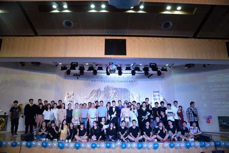 说明: C:\Users\Administrator\Desktop\9728太阳集团举办“岁月神偷”2018届毕业晚会\晚会合影.JPG
